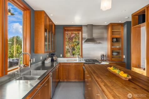 10403 NE Seaborn Road Bainbridge Island WA 98110