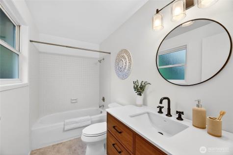 7511 43rd Avenue NE Seattle WA 98115