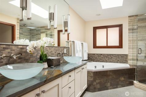 2095 Rose Point Lane Kirkland WA 98033
