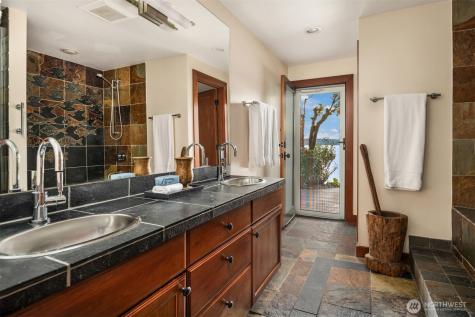 2095 Rose Point Lane Kirkland WA 98033