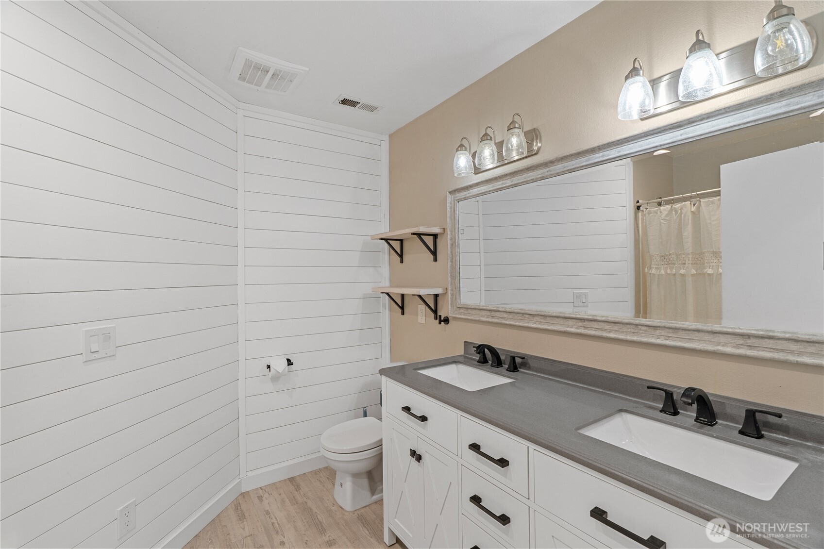 8 Trinity Place Cosmopolis WA 98537