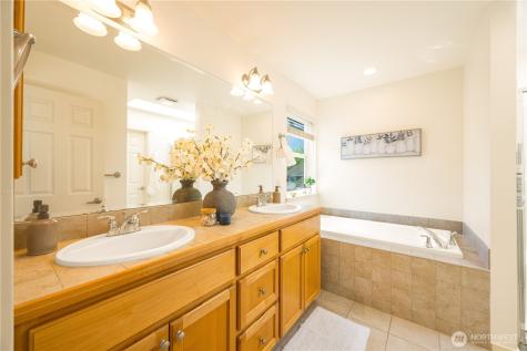 2055 Larchmount Drive NE Issaquah WA 98029