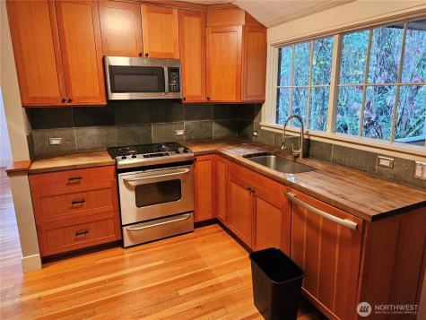 9380 Ferncliff Avenue NE Bainbridge Island WA 98110
