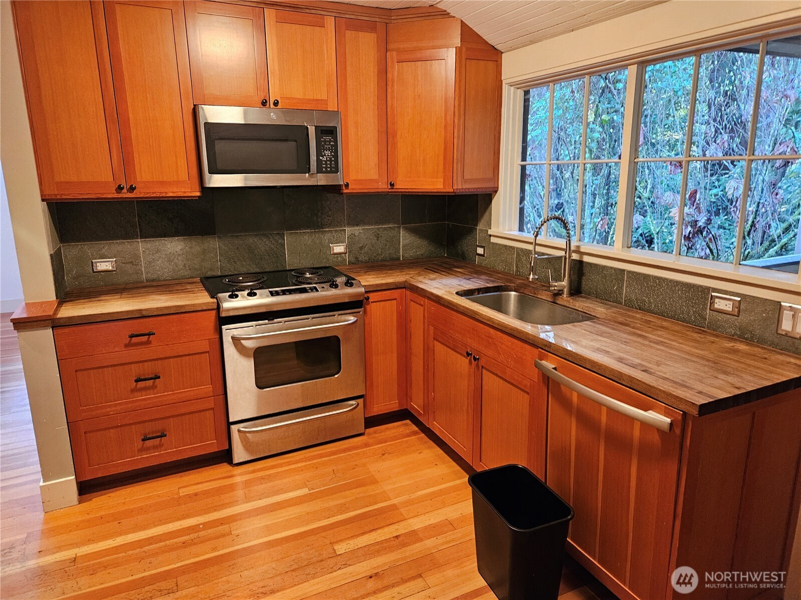 9380 Ferncliff Avenue NE Bainbridge Island WA 98110