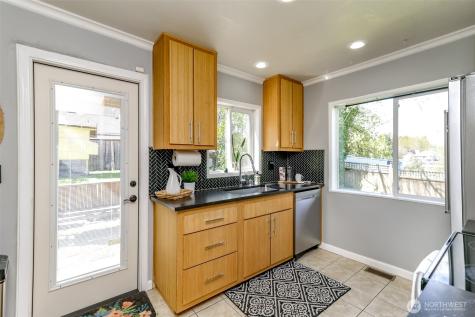8607 42nd Avenue S Seattle WA 98118