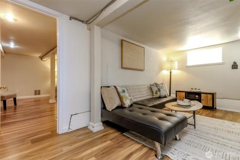 8607 42nd Avenue S Seattle WA 98118