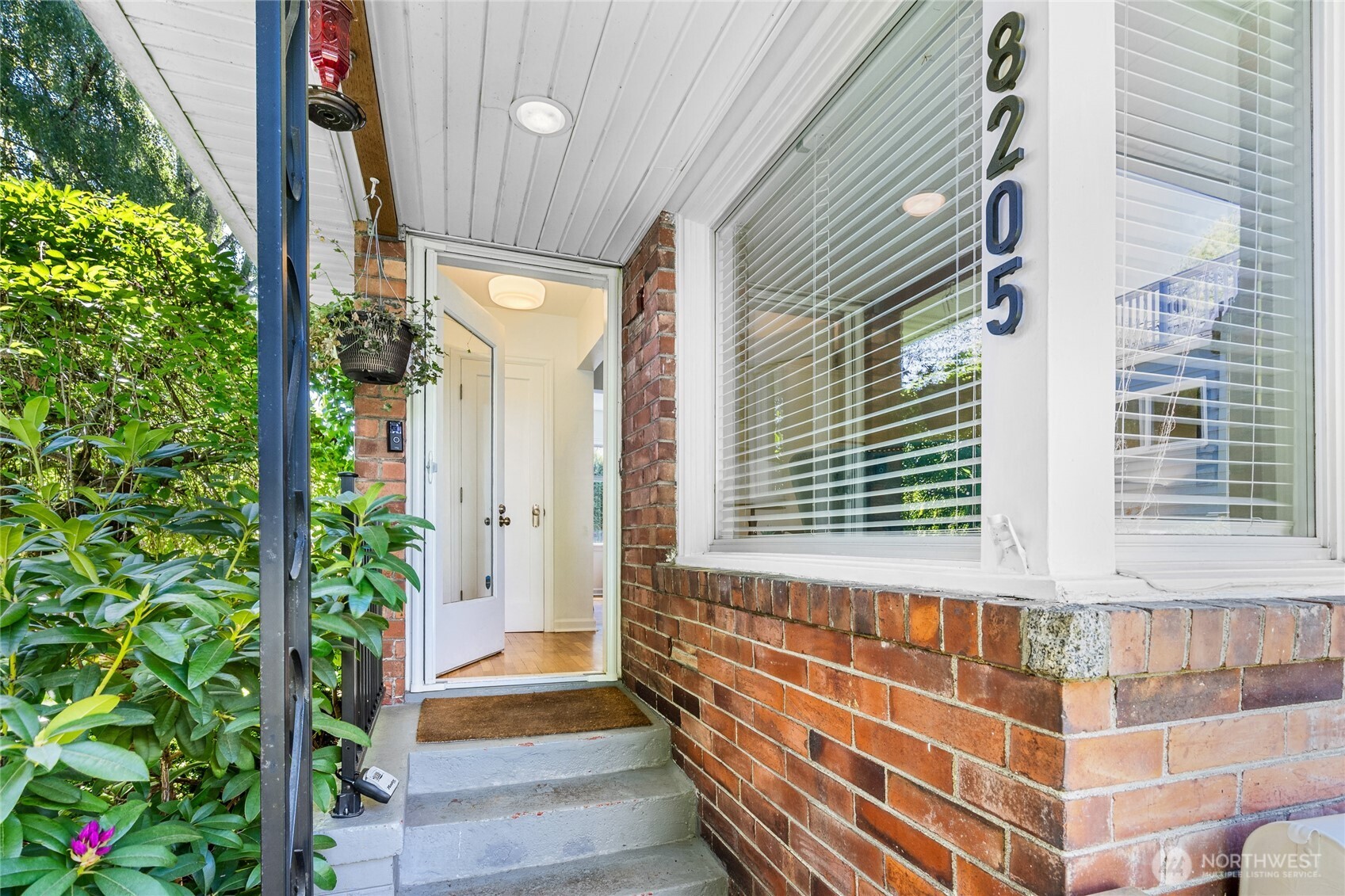 8205 19th Avenue NE Seattle WA 98115