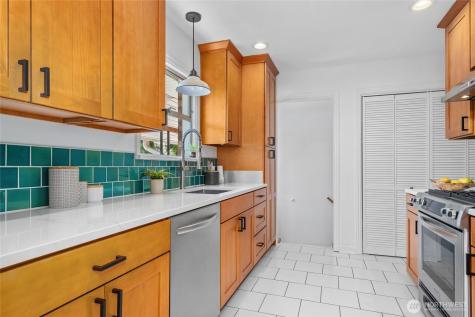8205 19th Avenue NE Seattle WA 98115
