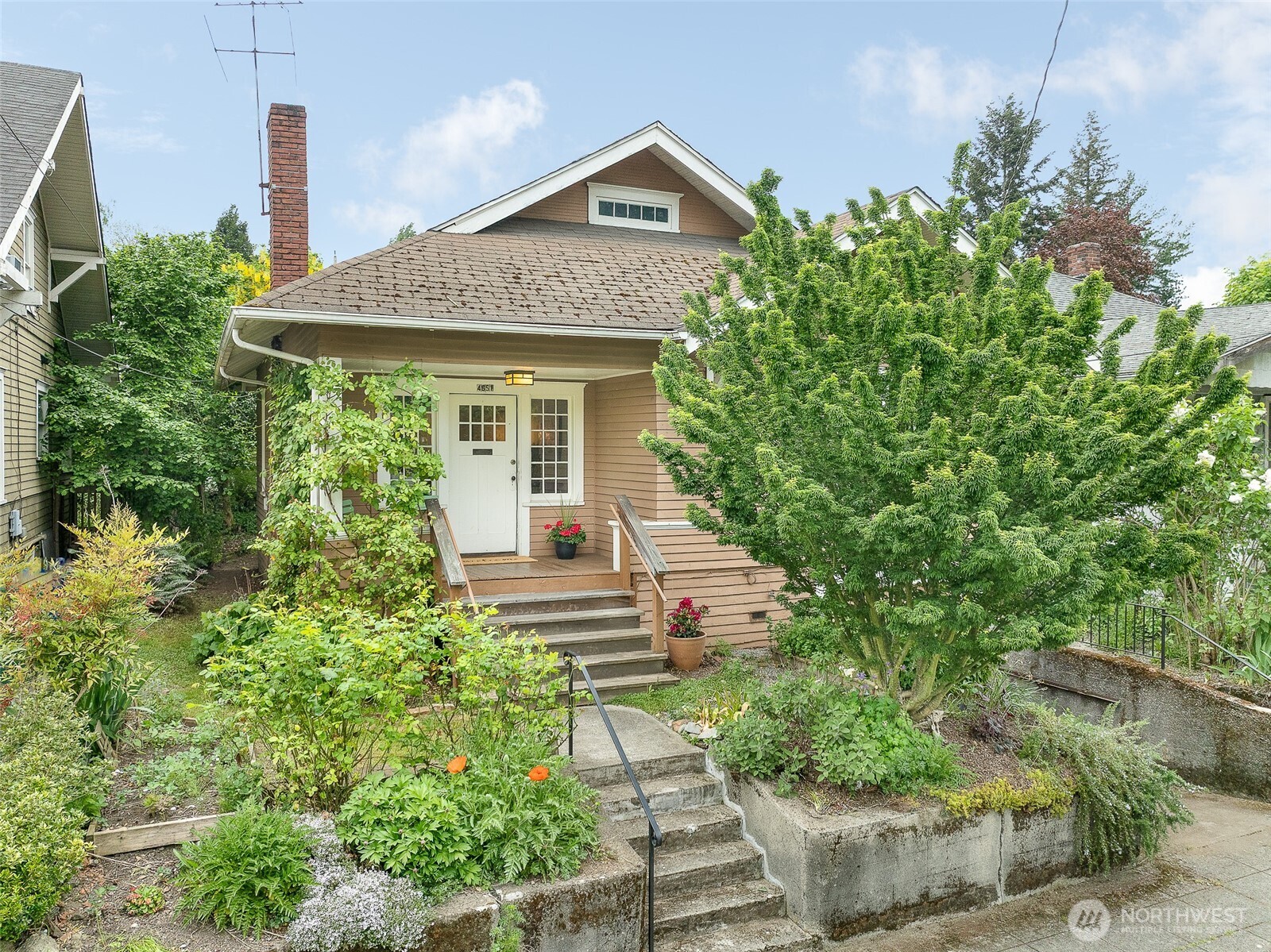4651 1st Avenue NE Seattle WA 98105