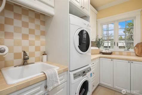 8772 Sand Point Way NE Seattle WA 98115