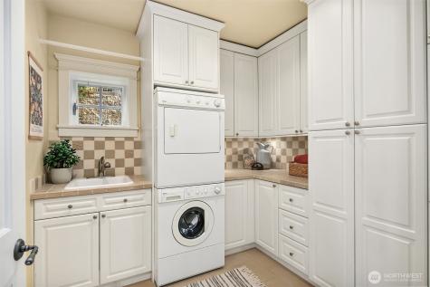 8772 Sand Point Way NE Seattle WA 98115