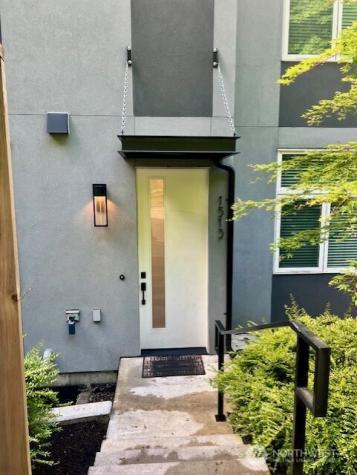 1513 Lakeview Seattle WA 98102