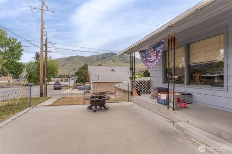 417 N Sanders Street Chelan WA 98816