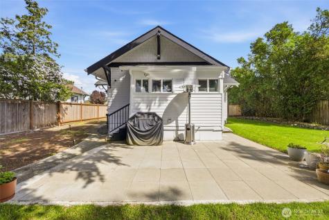 6214 S Warner Street Tacoma WA 98409