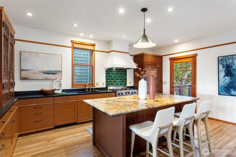 1524 10th Avenue W Seattle WA 98119