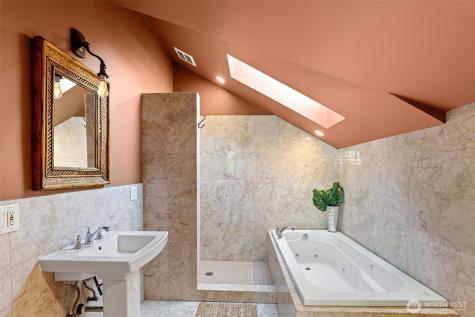 1524 10th Avenue W Seattle WA 98119