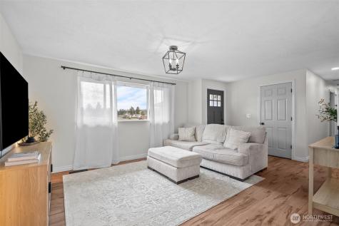 304 Rochester Street E Rainier WA 98576