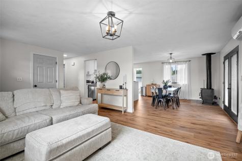 304 Rochester Street E Rainier WA 98576