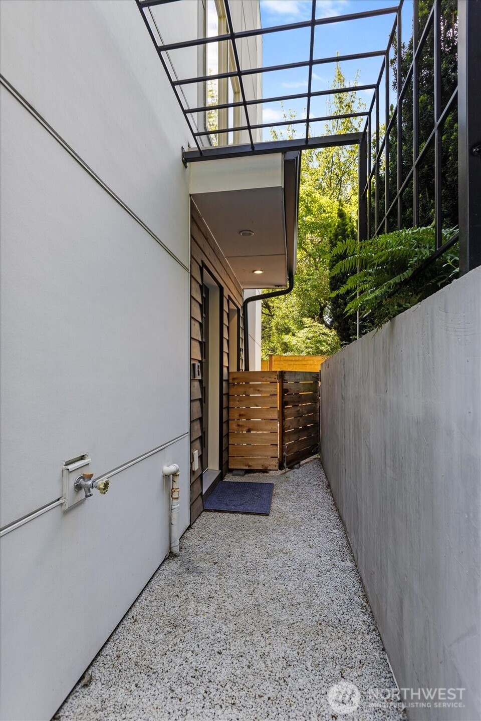 3953 1st Avenue NE Seattle WA 98105