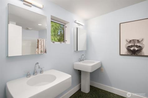1534 Hillside Drive SE Issaquah WA 98027