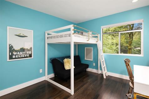 1534 Hillside Drive SE Issaquah WA 98027