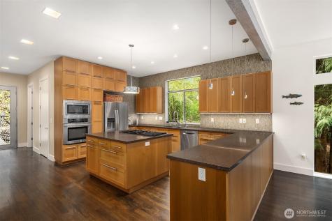1534 Hillside Drive SE Issaquah WA 98027