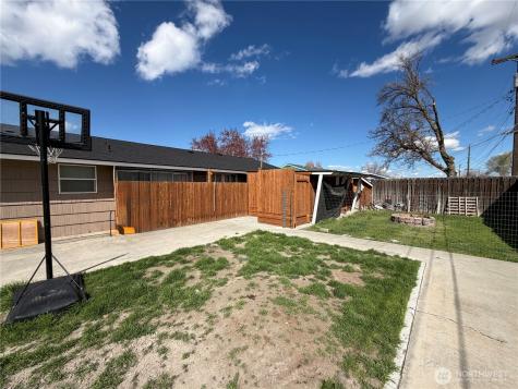 305 N Earl Road Moses Lake WA 98837