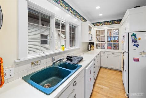 4616 Meridian Avenue N Seattle WA 98103