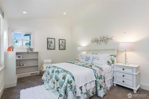 7626 NE 8th Street Medina WA 98039