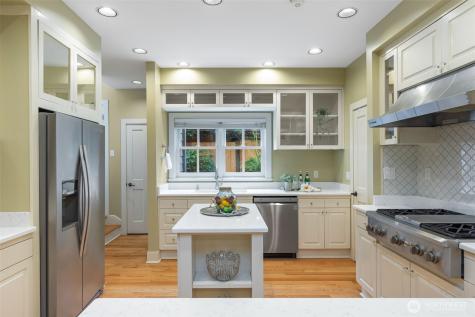 7626 NE 8th Street Medina WA 98039