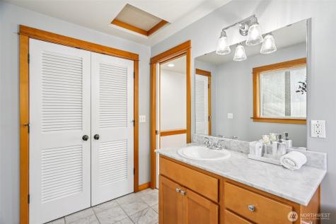 1939 10th Avenue W Seattle WA 98119