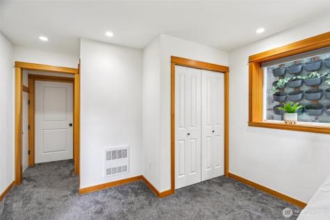 1939 10th Avenue W Seattle WA 98119