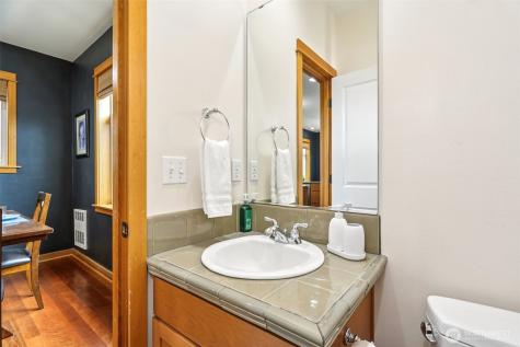 1939 10th Avenue W Seattle WA 98119