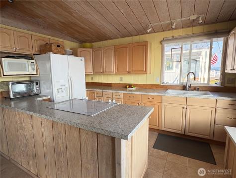 27 S Beach Drive Hat Island WA 98206