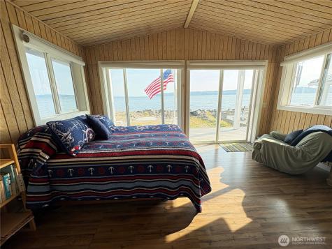 27 S Beach Drive Hat Island WA 98206