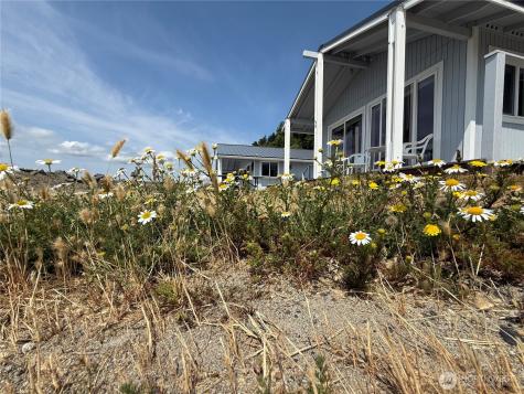 27 S Beach Drive Hat Island WA 98206