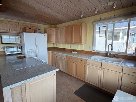 27 S Beach Drive Hat Island WA 98206