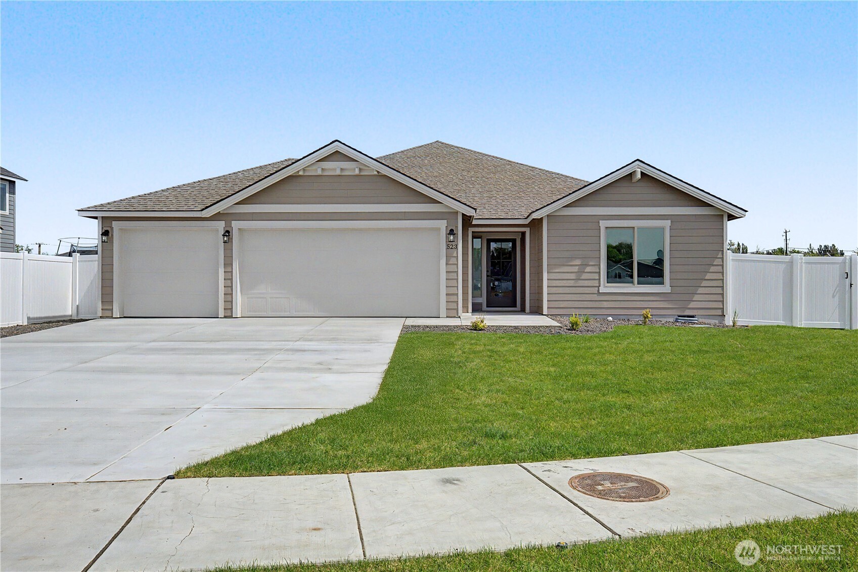 523 N Lessor Loop Moses Lake WA 98837