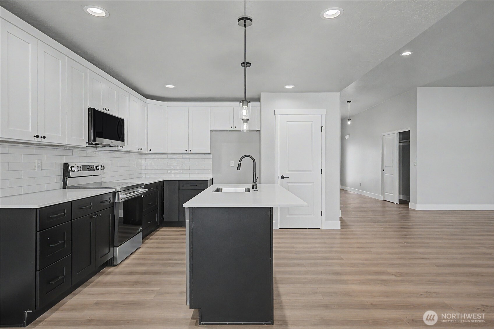 523 N Lessor Loop Moses Lake WA 98837