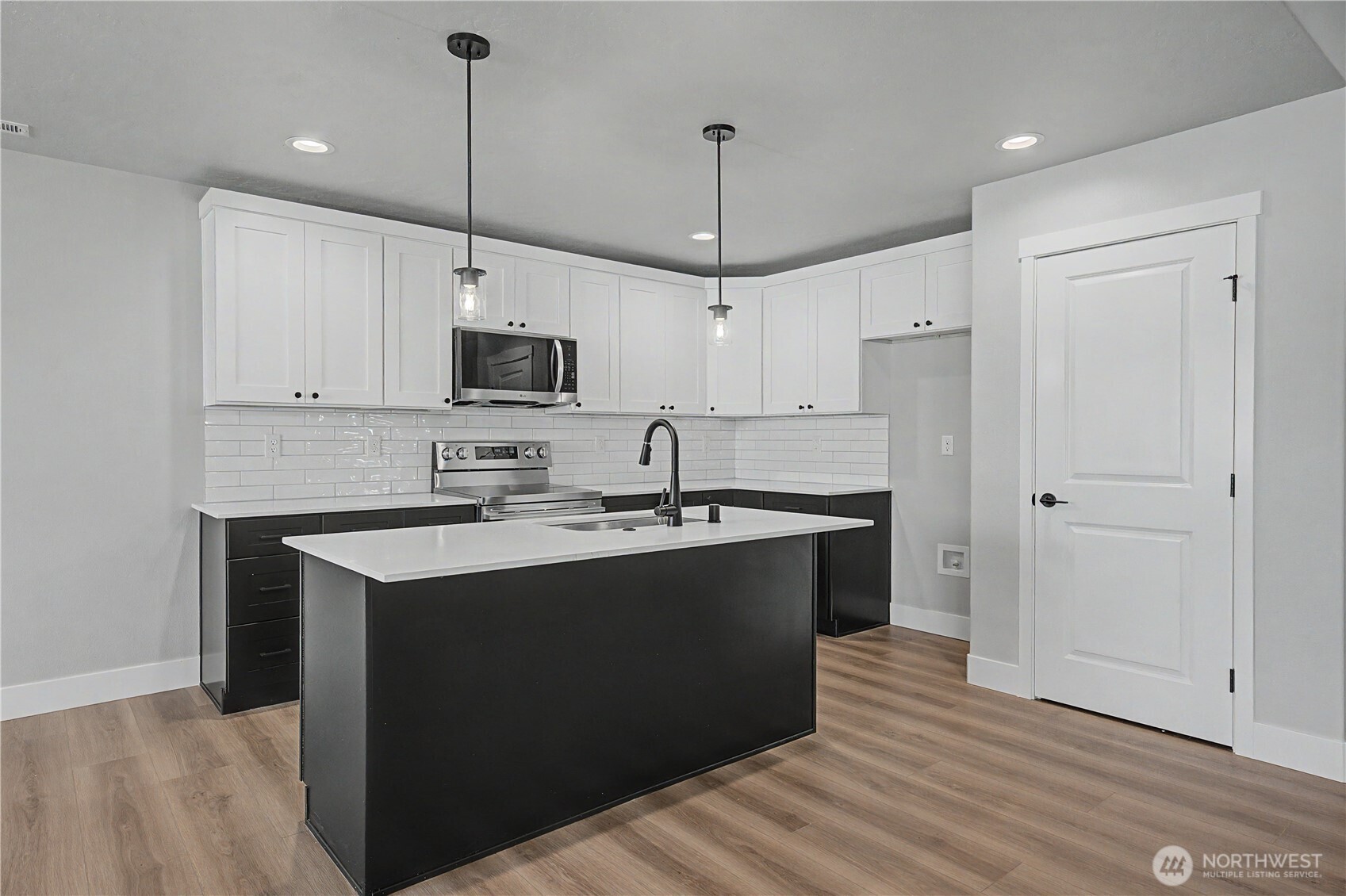 523 N Lessor Loop Moses Lake WA 98837