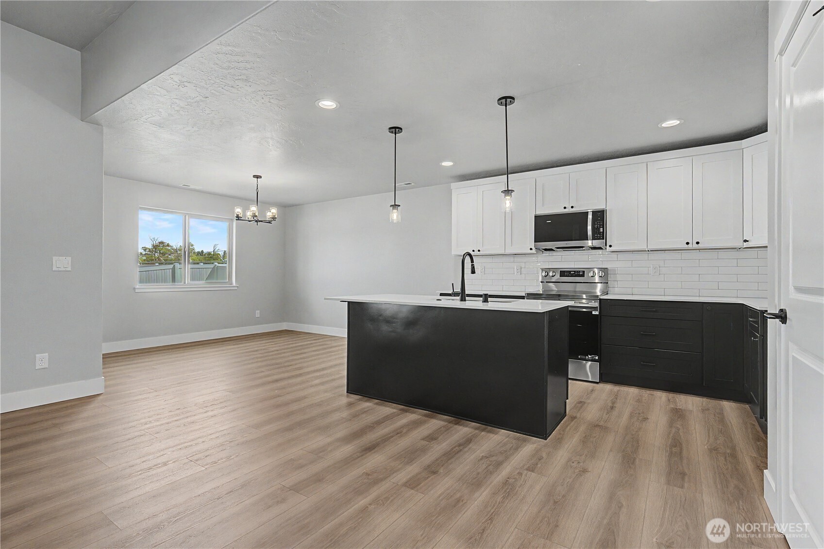 523 N Lessor Loop Moses Lake WA 98837