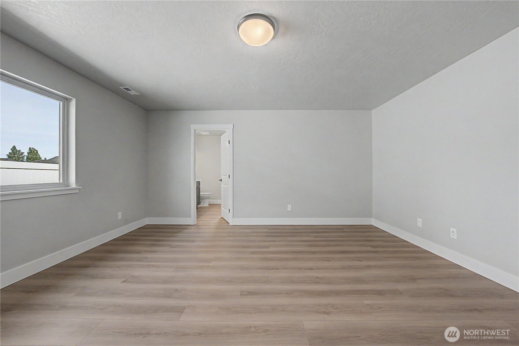 523 N Lessor Loop Moses Lake WA 98837