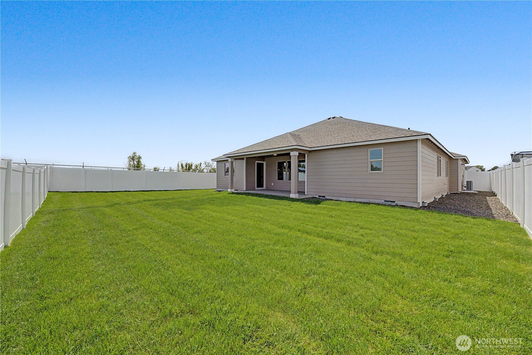 523 N Lessor Loop Moses Lake WA 98837