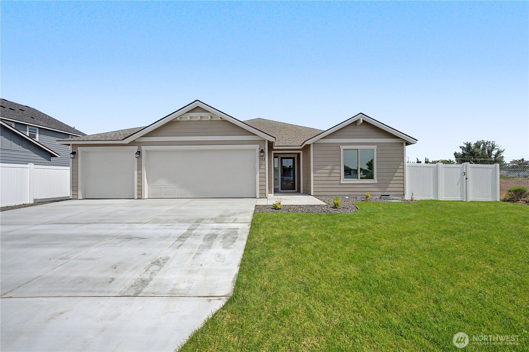 523 N Lessor Loop Moses Lake WA 98837