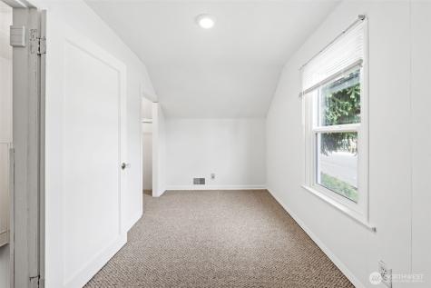 205 W Saar Street Kent WA 98032