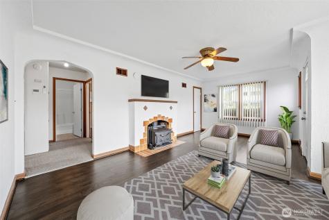 205 W Saar Street Kent WA 98032