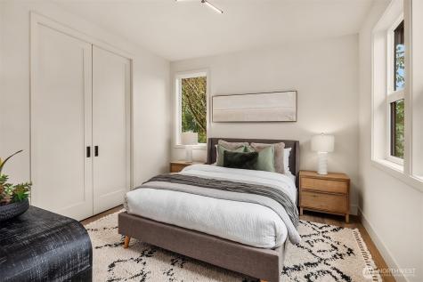 817 18th Avenue W Kirkland WA 98033