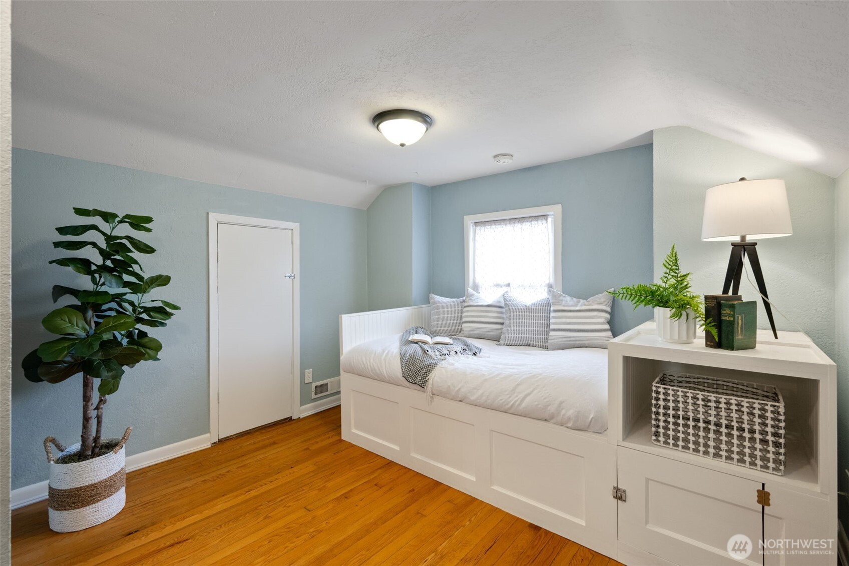 828 24th Avenue Seattle WA 98122