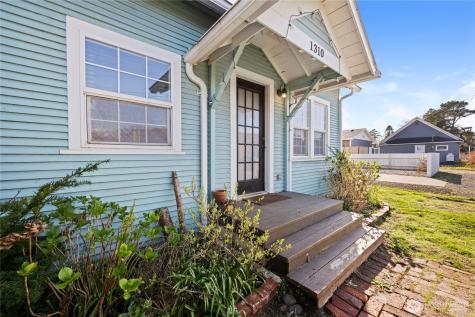 1310 44th Place Seaview WA 98644