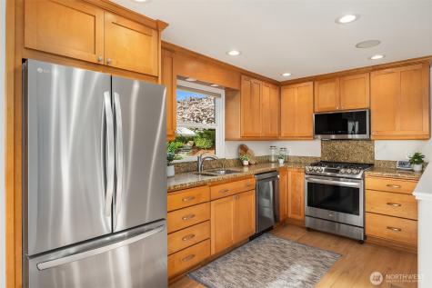 9359 Sunset Way Bellevue WA 98004